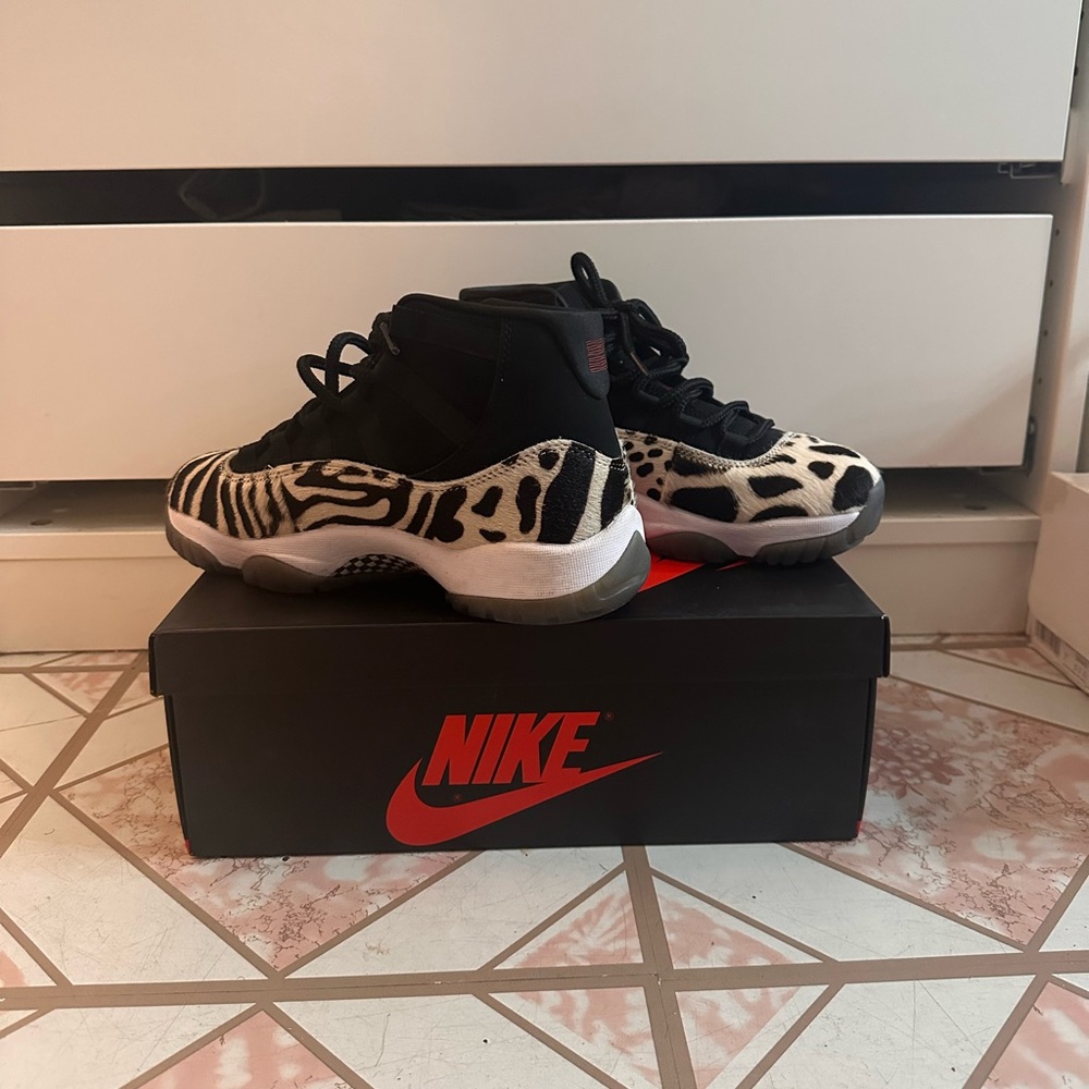 Nike Black and Cream Patterned Sneakers